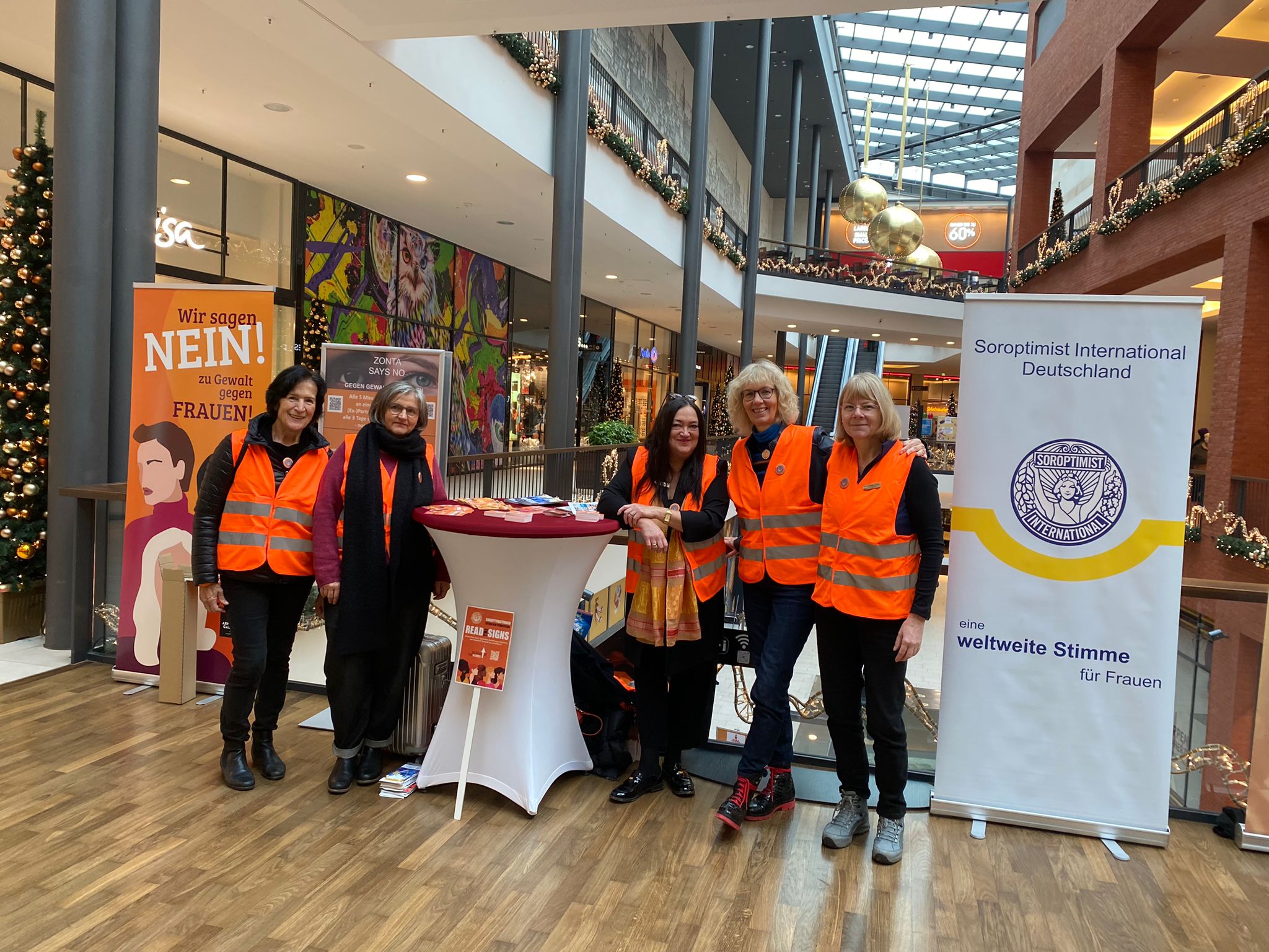 Infostand des Soroptimist Clubs und Zonta in der Arnekengalerie Hildesheim – Soroptimist 